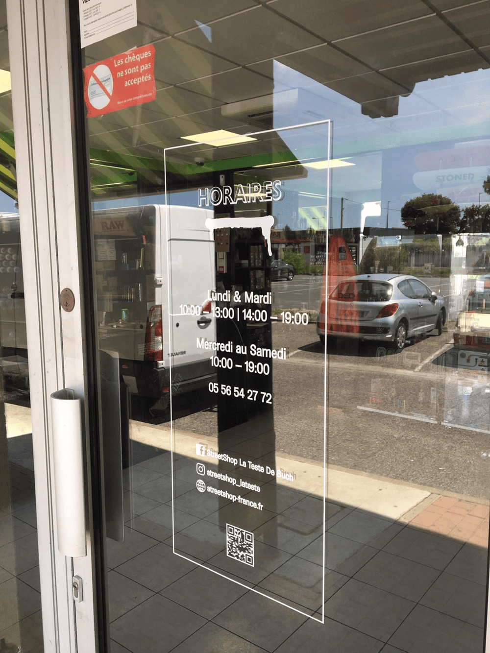 Decal trong dán cửa