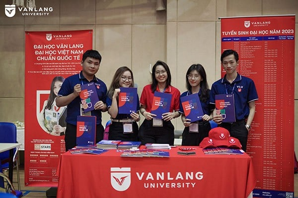 Đại Học Văn Lang tuyển sinh với 5 người mặc đồng phục đang cầm sổ.